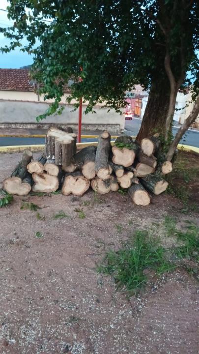 Foto 2 de 2 — Só no toco: Prefeitura de Ribeirão Bonito rapela praça e revolta moradores