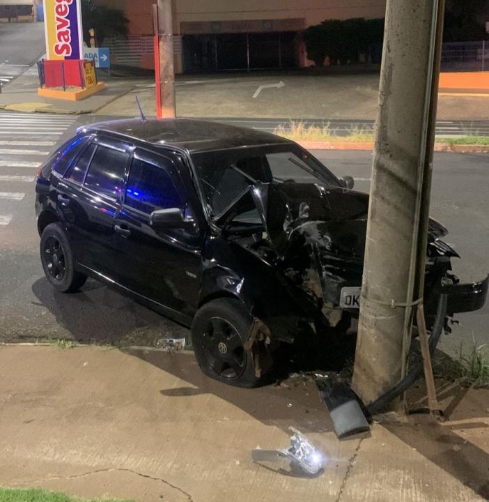 Foto 2 de 2 — Jovem bate carro contra poste na Via Expressa durante a madrugada