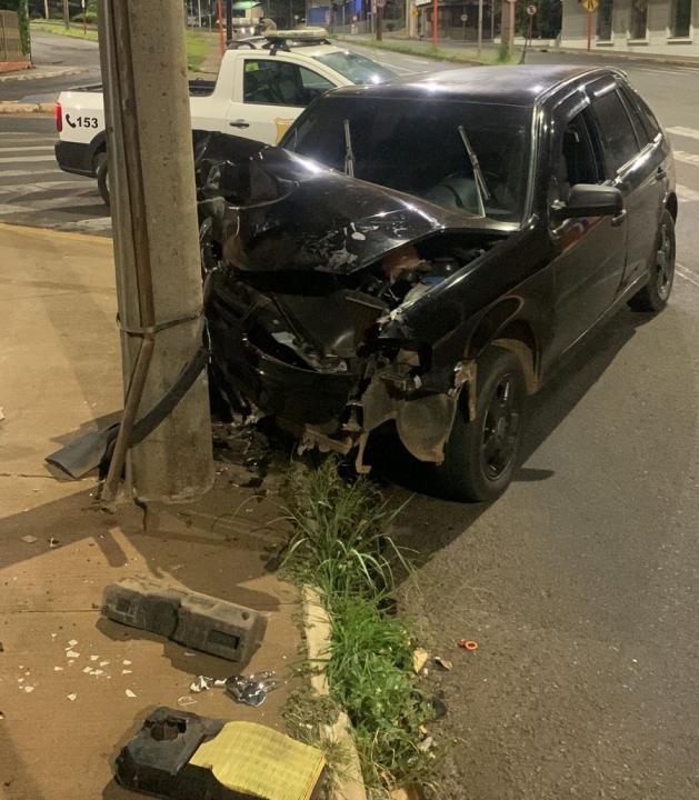 Foto 1 de 2 — Jovem bate carro contra poste na Via Expressa durante a madrugada