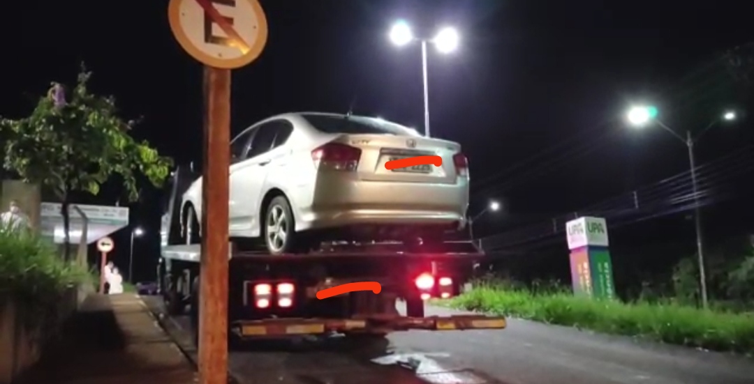 Foto 2 de 2 — Carros são multados e guinchados por atrapalharem acesso à UPA