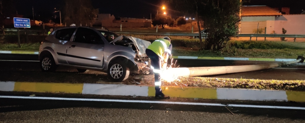 Foto 2 de 4 — Motorista perde o controle de carro e derruba poste em Boa Esperança do Sul