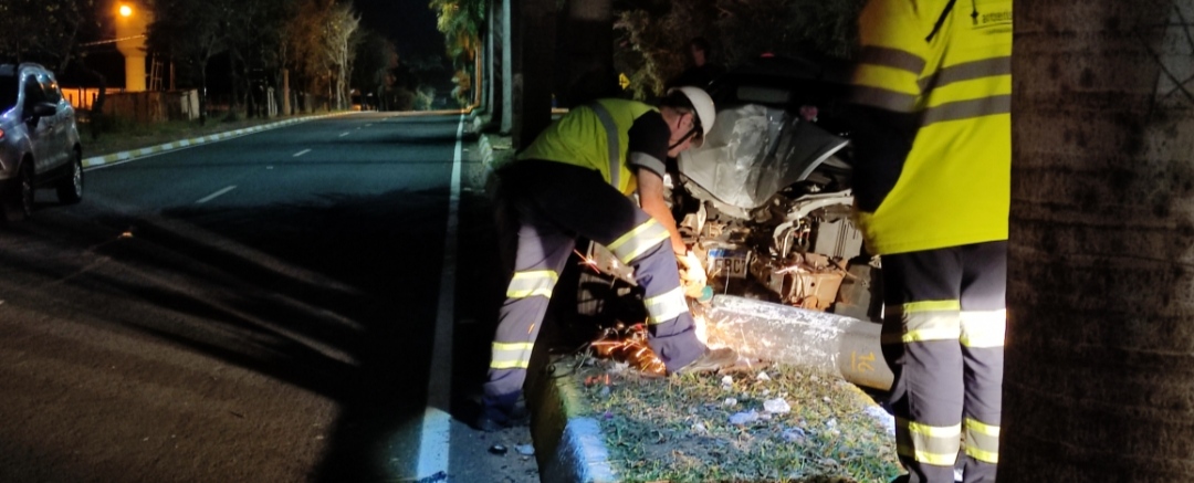 Foto 3 de 4 — Motorista perde o controle de carro e derruba poste em Boa Esperança do Sul