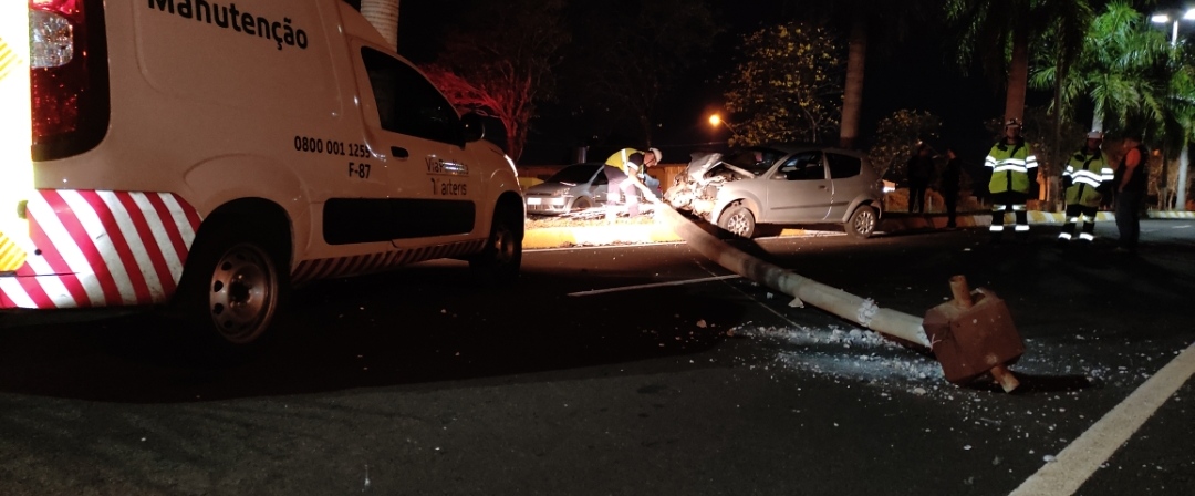 Foto 4 de 4 — Motorista perde o controle de carro e derruba poste em Boa Esperança do Sul