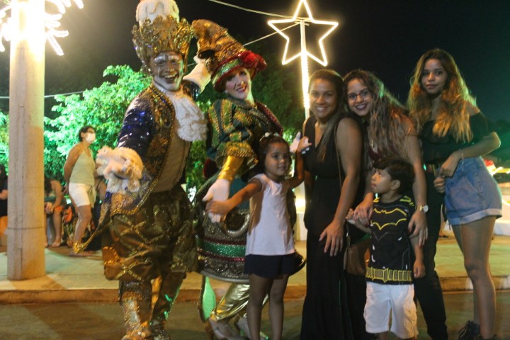 Foto 34 de 49 — ​Primeira noite do Esperança Luz encanta multidão em Boa Esperança