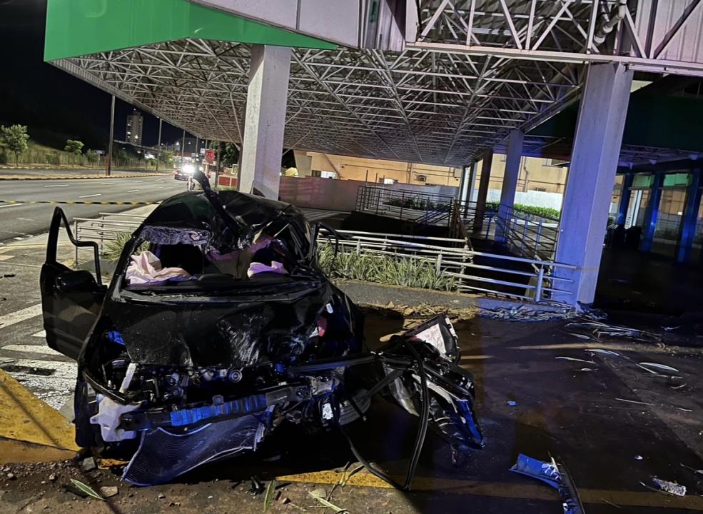 Foto 1 de 1 — Casal fica gravemente ferido após perder o controle de carro e invadir prédio na Via Expressa