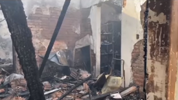 Foto 3 de 4 — Corpo Carbonizado: vítima de incêndio na Vila Xavier é identificada