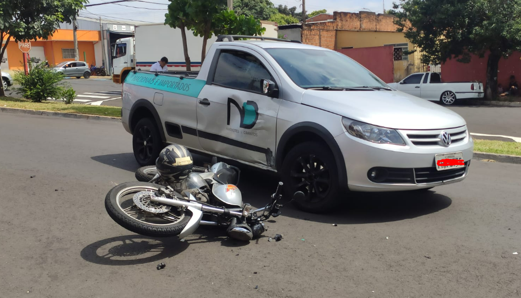 Foto 3 de 3 — Motociclista é levado para a Santa Casa após acidente no Selmi Dei