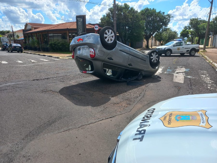 Foto 3 de 3 — Carro capota após acidente na rotatória da CTA em Araraquara