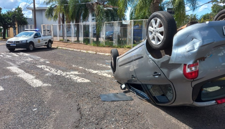 Foto 2 de 3 — Carro capota após acidente na rotatória da CTA em Araraquara
