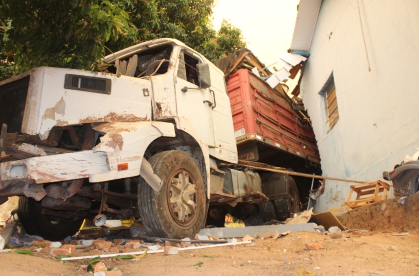 Foto 2 de 14 — Caminhão invade residência, causa estragos e mata cachorrinha