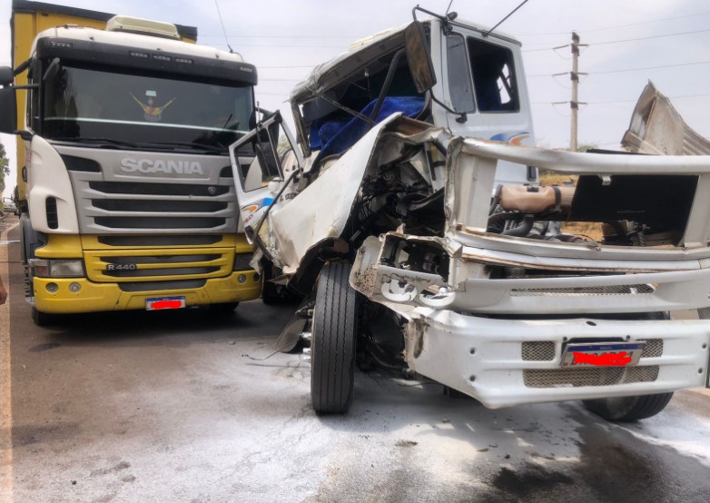 Foto 3 de 3 — Acidente entre caminhões assusta na SP-255 em Araraquara
