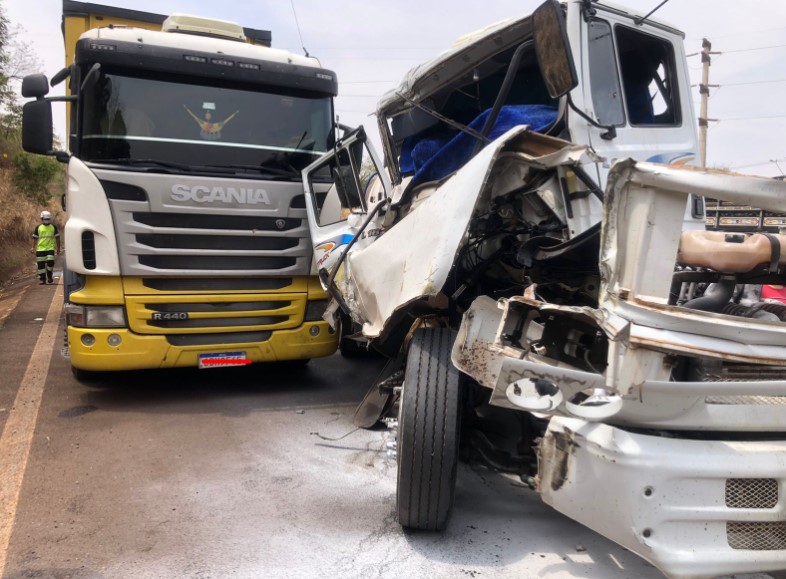 Foto 2 de 3 — Acidente entre caminhões assusta na SP-255 em Araraquara