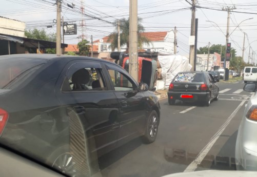 Foto 2 de 3 — Caminhão tomba na Alameda Paulista em Araraquara