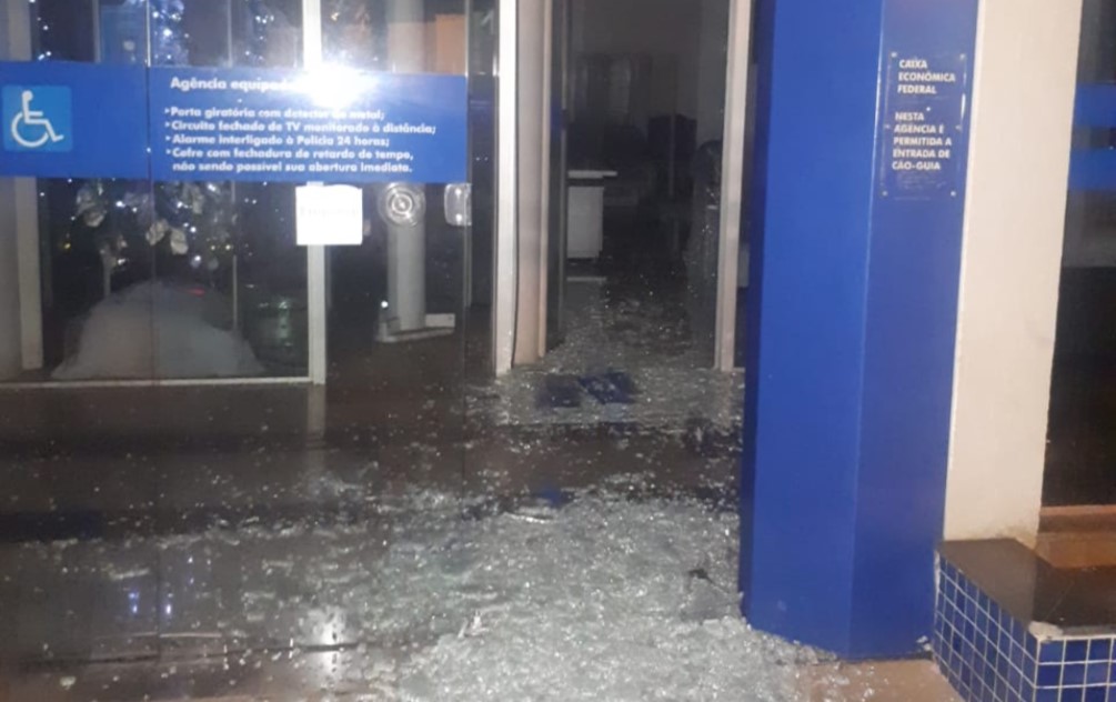 Foto 2 de 4 — Agência da Caixa tem portas quebradas em Boa Esperança do Sul