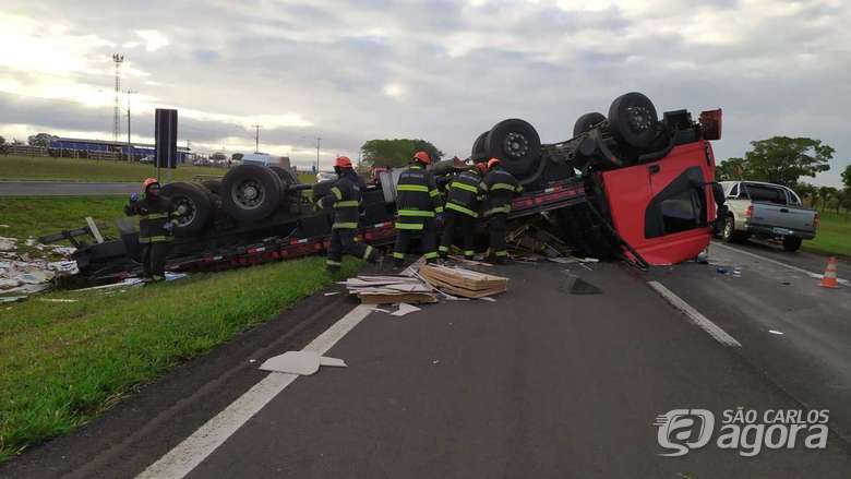 Foto 7 de 22 — Batida entre caminhão e perua deixa 10 feridos na Washigton Luís