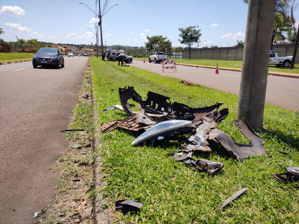 Foto 3 de 4 — Jovem fica ferido após bater o carro contra dois postes em Araraquara