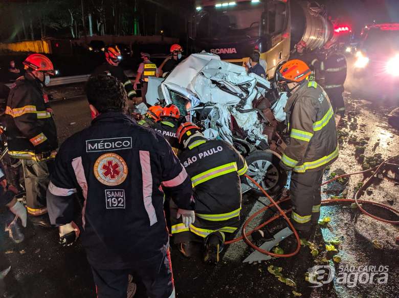 Foto 16 de 19 — Engavetamento entre 8 veículos deixa vários feridos e Bombeiros fazem resgate dramático