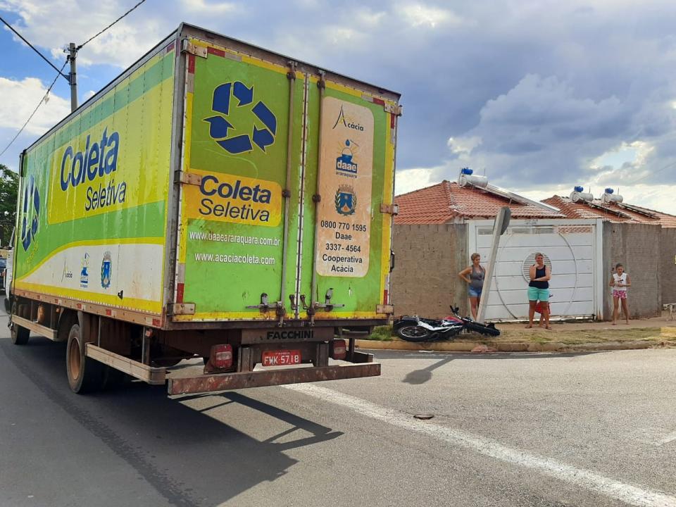 Foto 2 de 2 — ​Acidente entre moto e caminhão deixa jovem gravemente ferida no Valle Verde