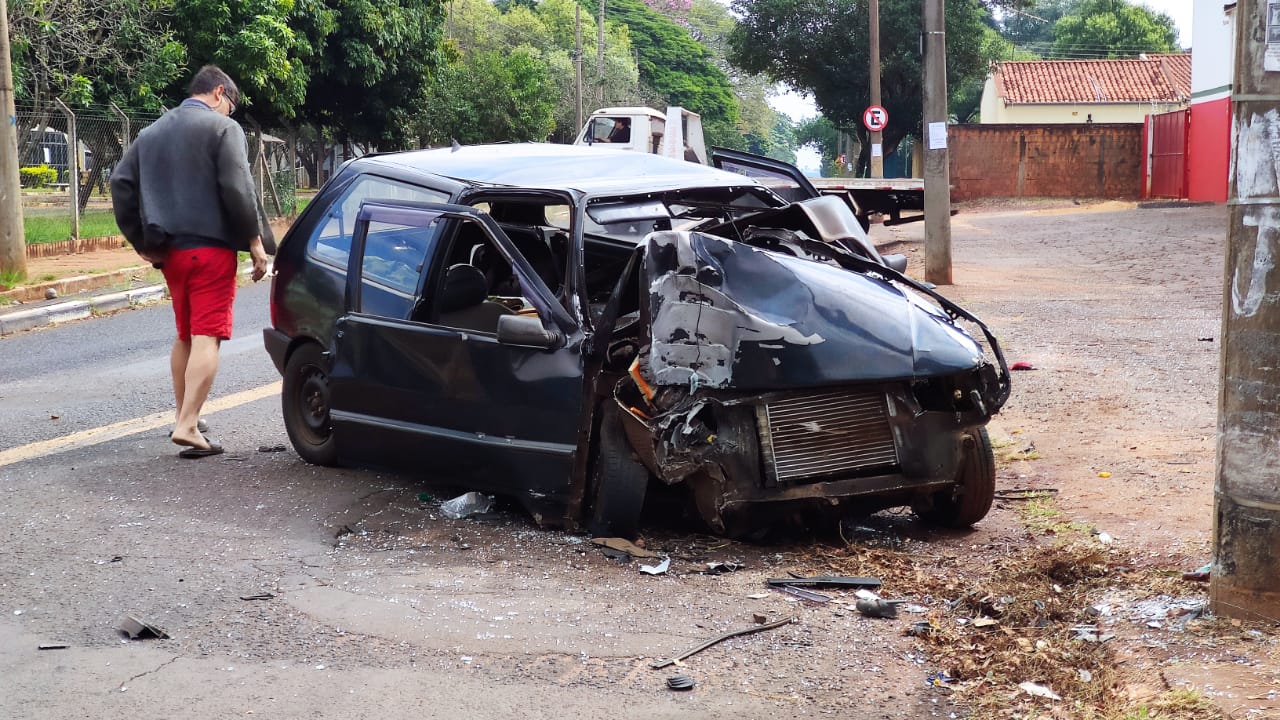Foto 2 de 9 — Motorista morre ao bater carro em poste em Araraquara