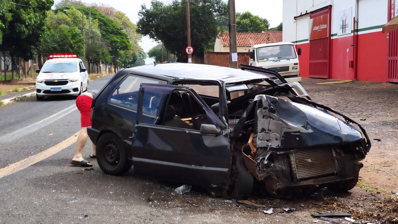 Foto 3 de 9 — Motorista morre ao bater carro em poste em Araraquara