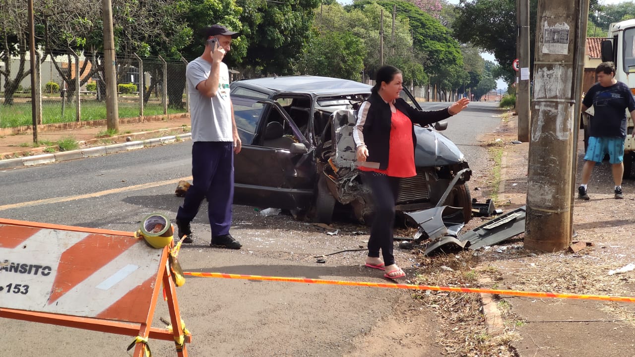 Foto 9 de 9 — Motorista morre ao bater carro em poste em Araraquara
