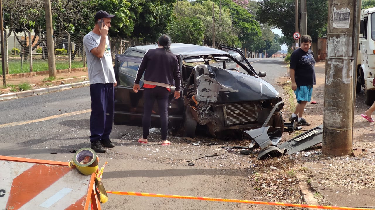 Foto 4 de 9 — Motorista morre ao bater carro em poste em Araraquara