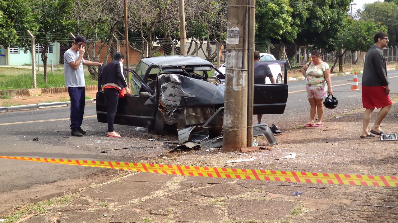 Foto 5 de 9 — Motorista morre ao bater carro em poste em Araraquara