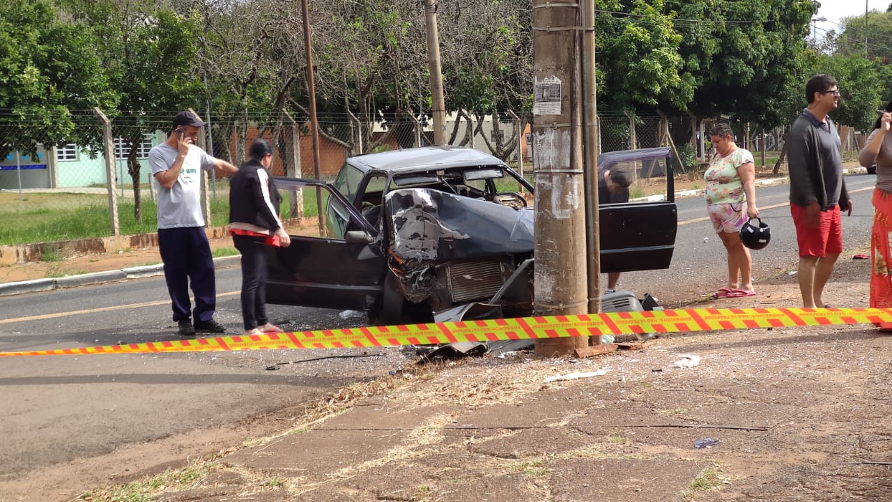 Foto 6 de 9 — Motorista morre ao bater carro em poste em Araraquara