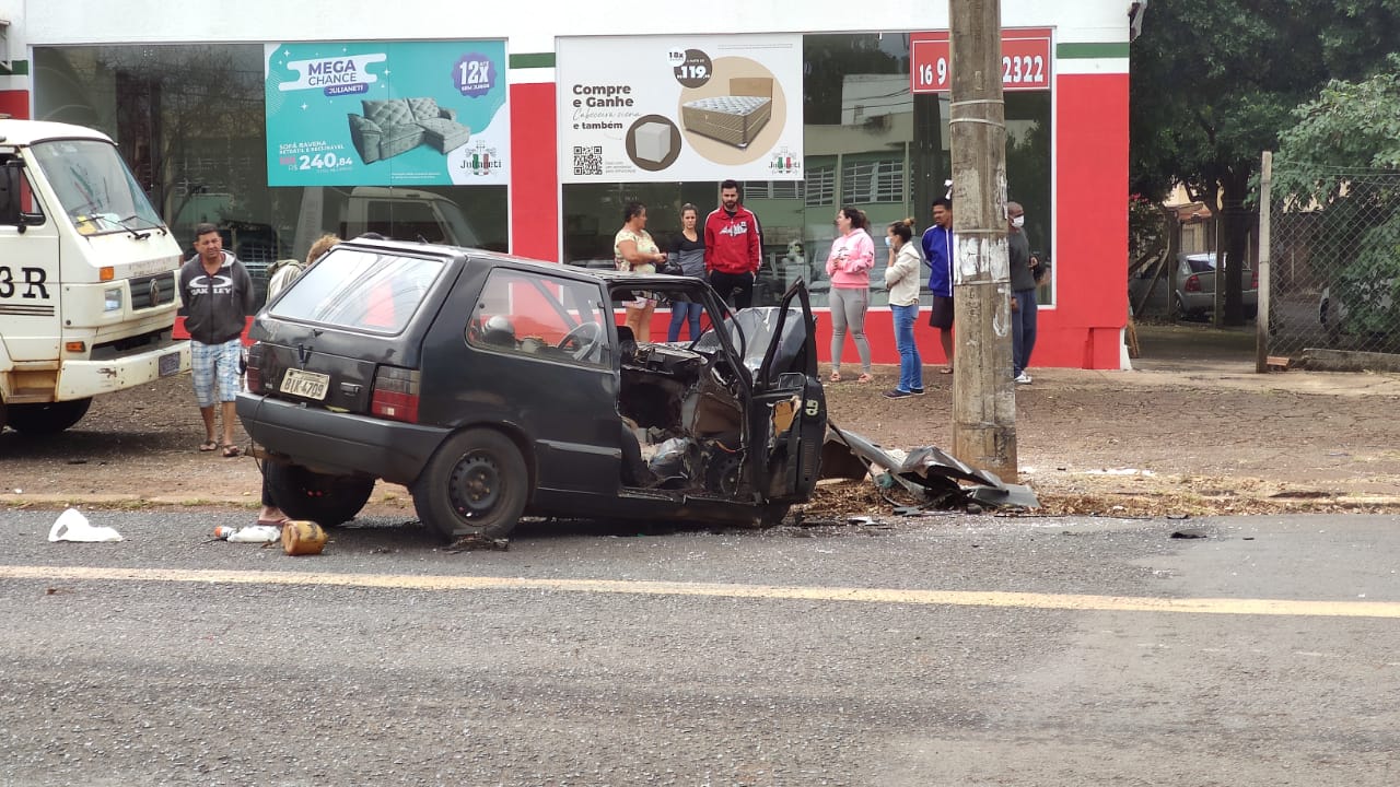 Foto 7 de 9 — Motorista morre ao bater carro em poste em Araraquara