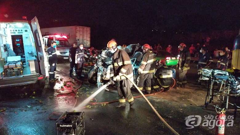 Foto 7 de 19 — Engavetamento entre 8 veículos deixa vários feridos e Bombeiros fazem resgate dramático