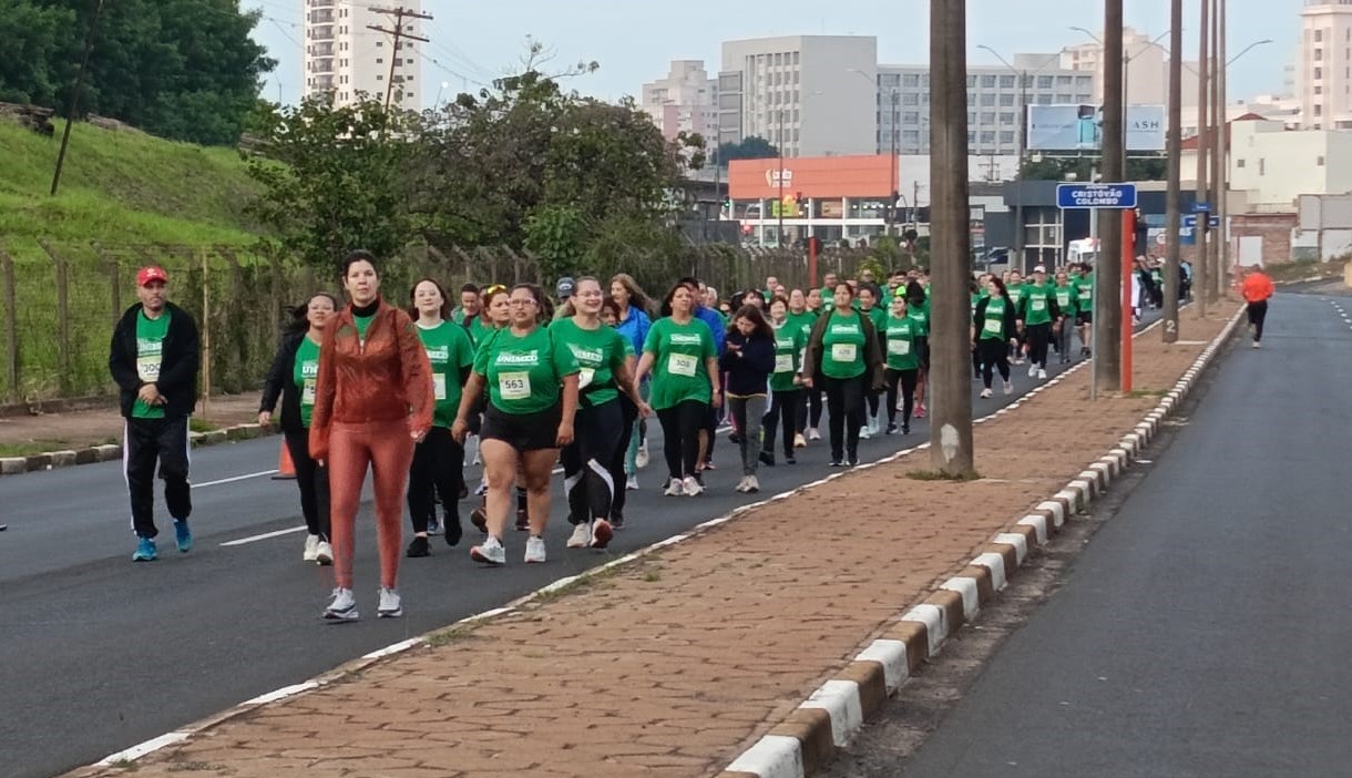 Foto 6 de 11 — Quase 1.500 corredores participam do Circuito de Corrida de Rua Unimed