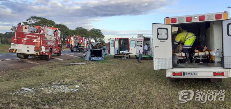 Foto 19 de 22 — Batida entre caminhão e perua deixa 10 feridos na Washigton Luís