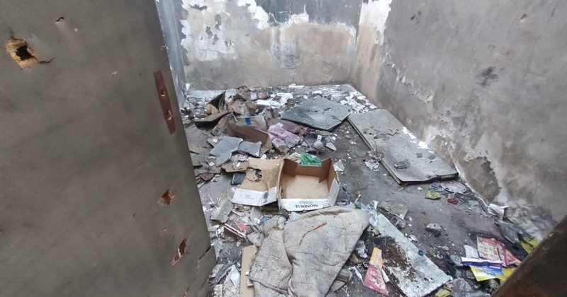 Foto 4 de 5 — Posto de combustíveis desativado tem lixo, entulho e mato alto na Vila Xavier