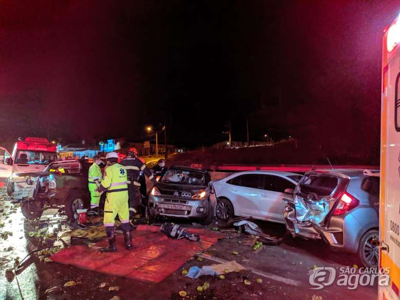 Foto 12 de 19 — Engavetamento entre 8 veículos deixa vários feridos e Bombeiros fazem resgate dramático