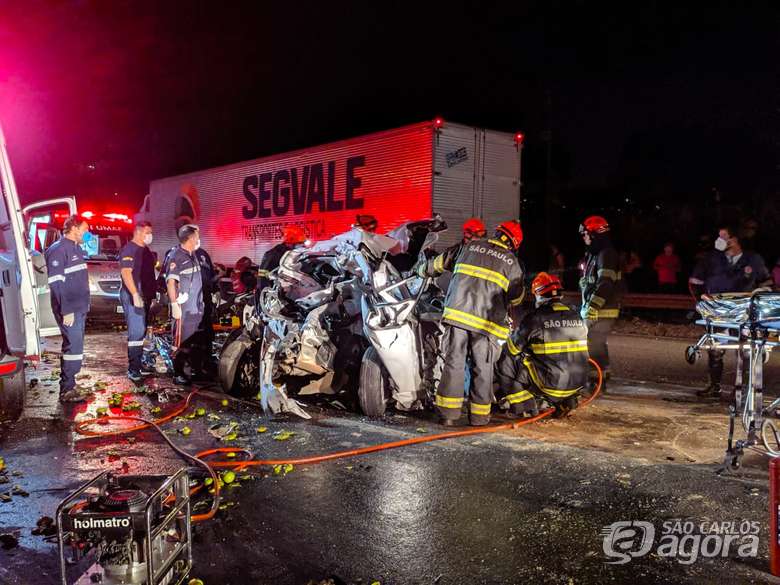 Foto 15 de 19 — Engavetamento entre 8 veículos deixa vários feridos e Bombeiros fazem resgate dramático
