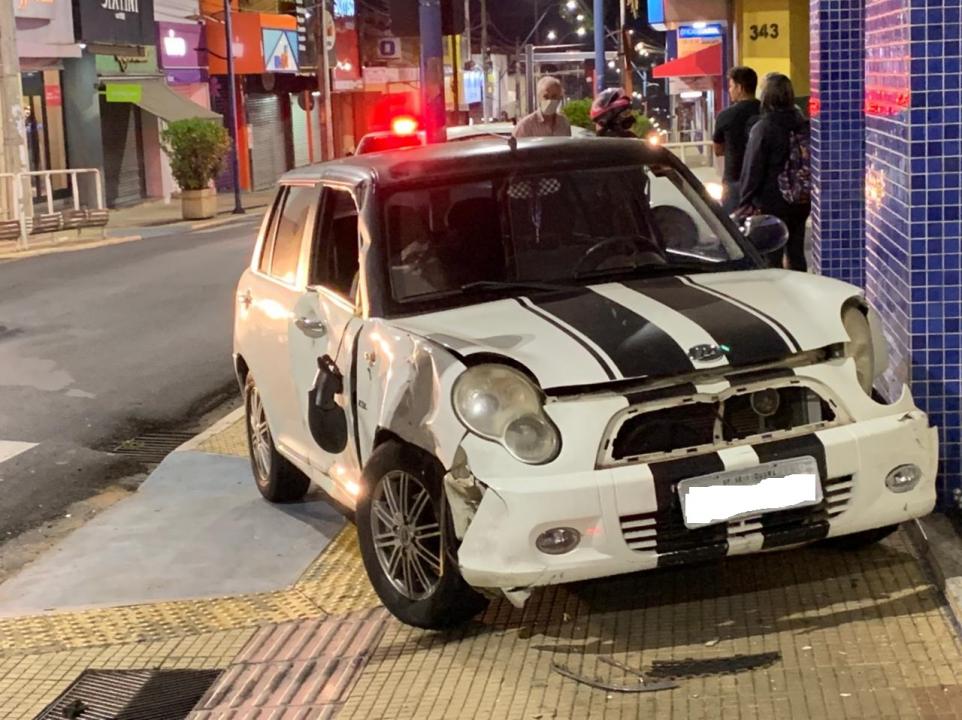 Foto 2 de 10 — Carro vai parar na calçada após acidente com moto no Centro de Araraquara