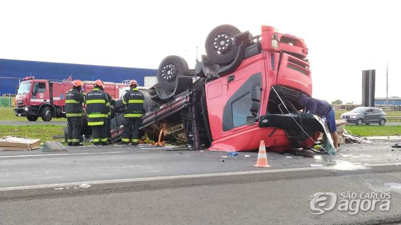 Foto 6 de 22 — Batida entre caminhão e perua deixa 10 feridos na Washigton Luís