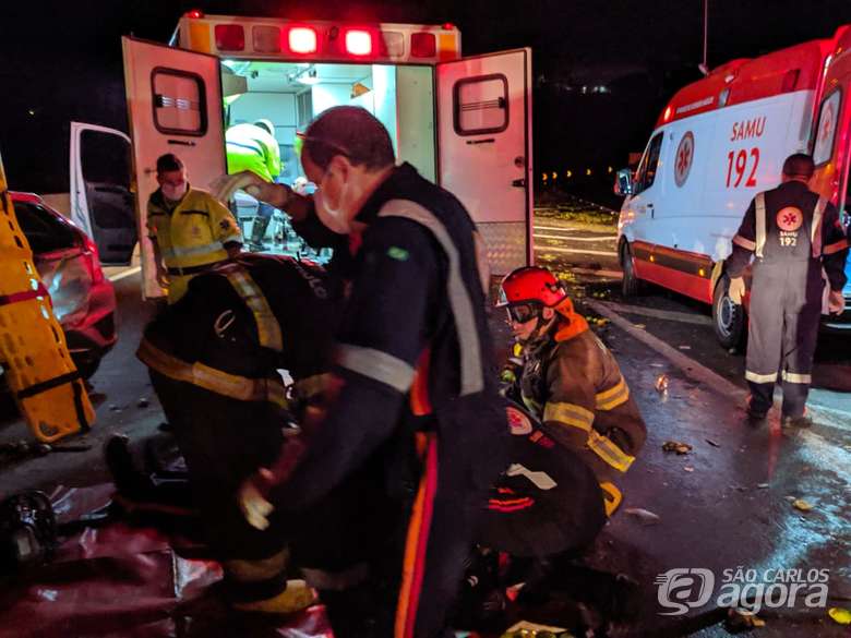 Foto 2 de 19 — Engavetamento entre 8 veículos deixa vários feridos e Bombeiros fazem resgate dramático