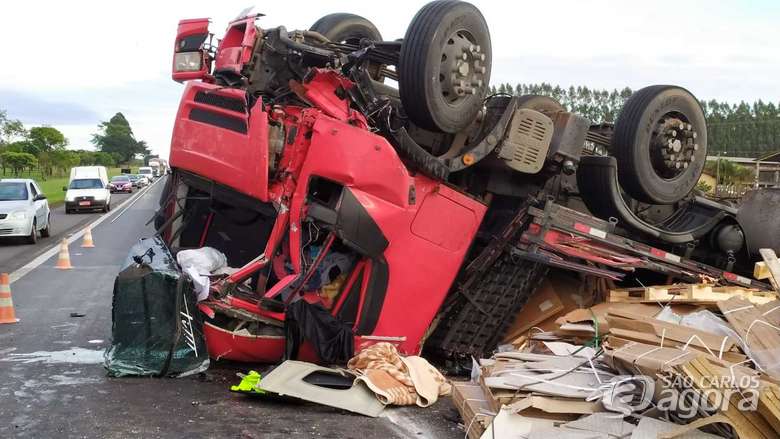 Foto 3 de 22 — Batida entre caminhão e perua deixa 10 feridos na Washigton Luís