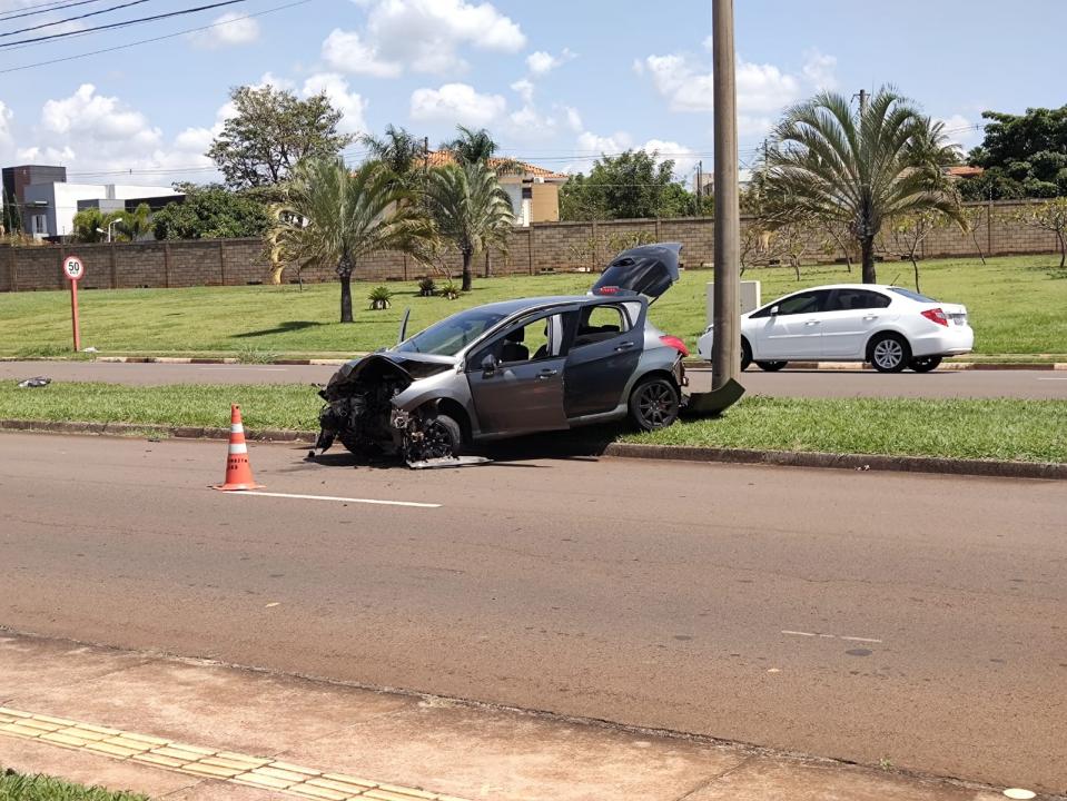 Foto 2 de 4 — Jovem fica ferido após bater o carro contra dois postes em Araraquara