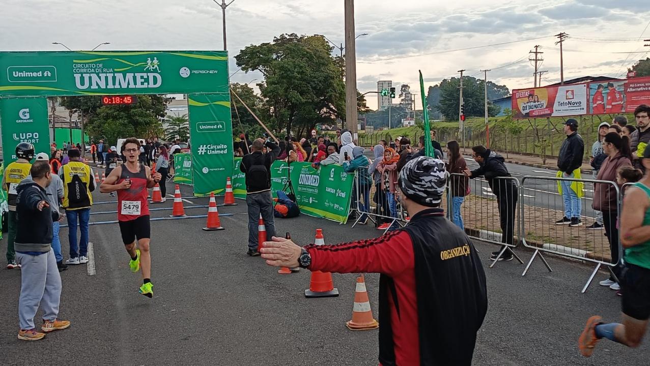 Foto 3 de 11 — Quase 1.500 corredores participam do Circuito de Corrida de Rua Unimed