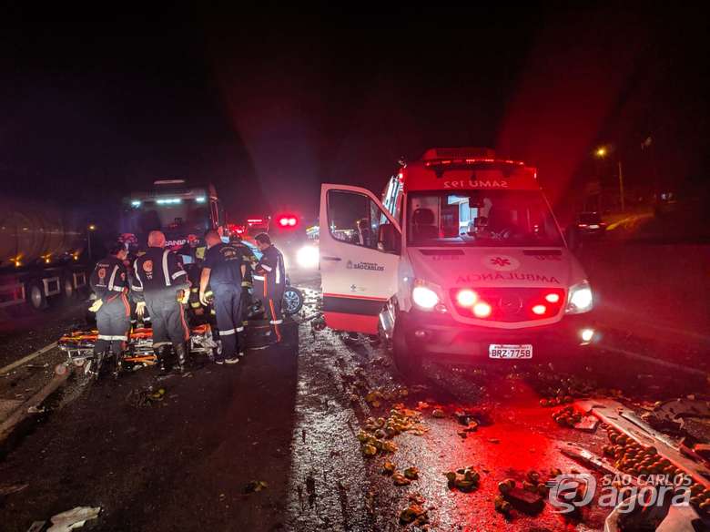 Foto 18 de 19 — Engavetamento entre 8 veículos deixa vários feridos e Bombeiros fazem resgate dramático