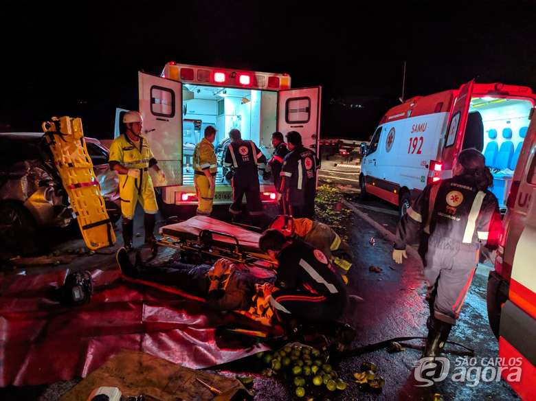Foto 11 de 19 — Engavetamento entre 8 veículos deixa vários feridos e Bombeiros fazem resgate dramático