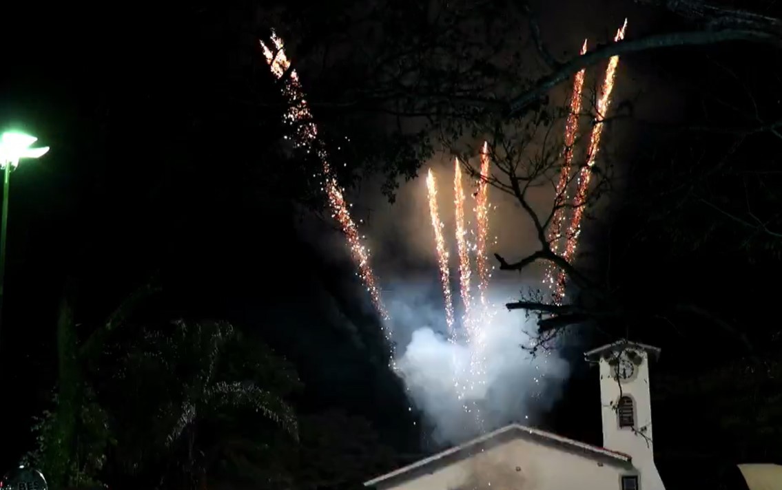 Foto 15 de 18 — Cidade da região faz primeira queima de fogos silenciosa da sua história
