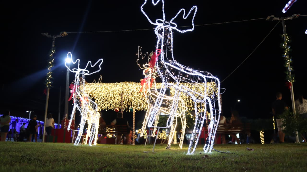Foto 3 de 7 — Luzes de Natal iluminam Trabiju e atraem famílias da região