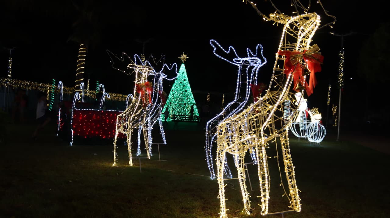 Foto 5 de 7 — Luzes de Natal iluminam Trabiju e atraem famílias da região