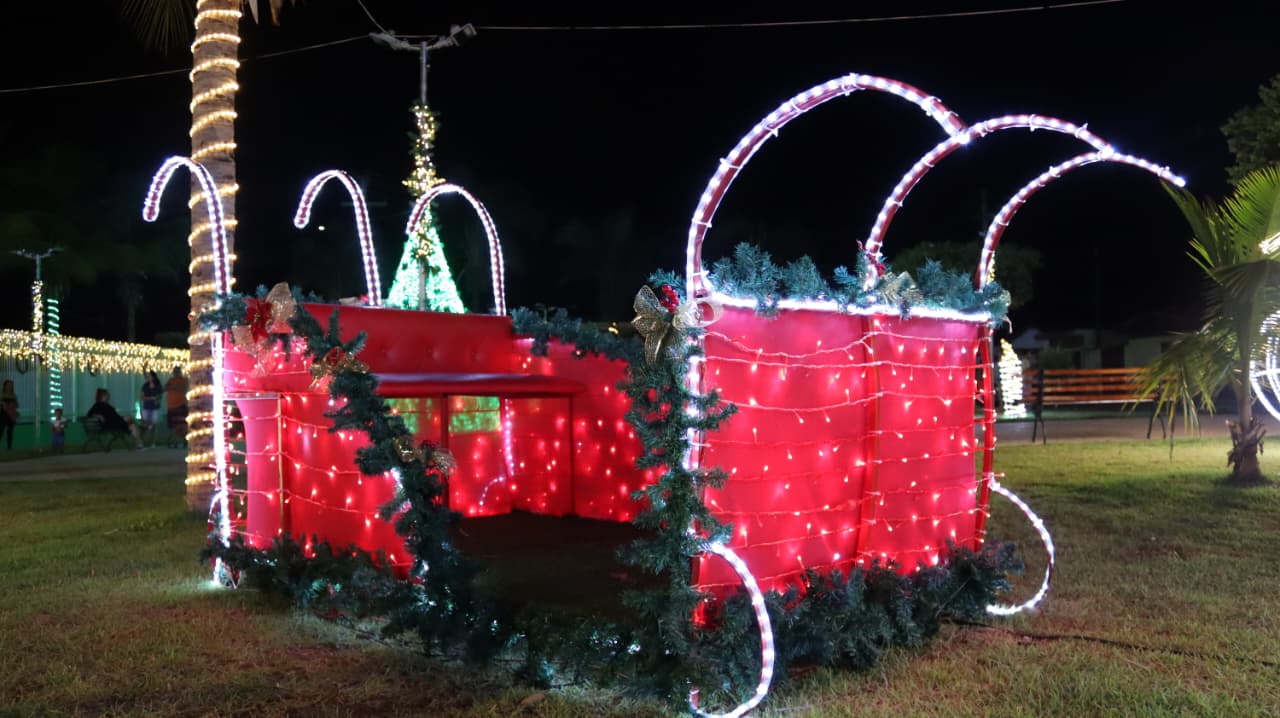 Foto 6 de 7 — Luzes de Natal iluminam Trabiju e atraem famílias da região