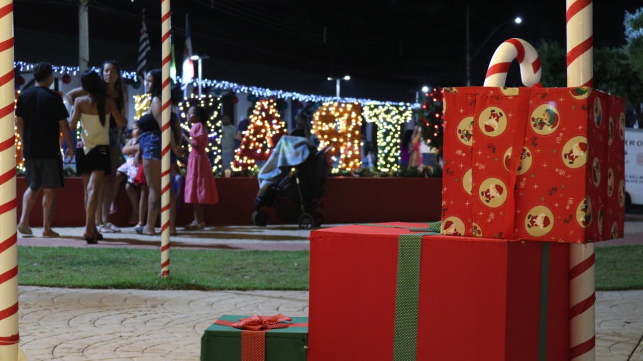 Foto 7 de 7 — Luzes de Natal iluminam Trabiju e atraem famílias da região