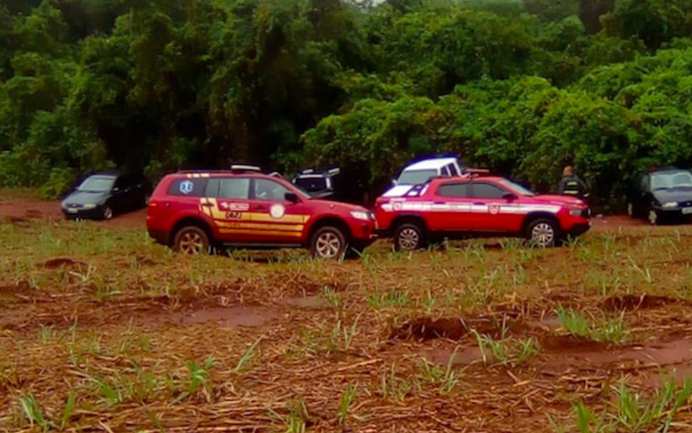 Foto 2 de 7 — URGENTE: Gruta desmorona e 12 bombeiros civis são soterrados na região