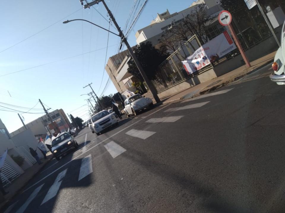 Foto 2 de 2 — Trabalhadores protestam em frente a Santa Casa de Araraquara